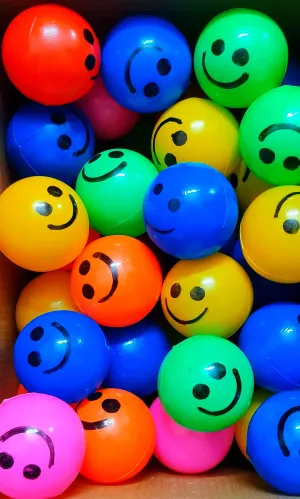 MINITOES Baby Plastic Smiley 12pcs Premium Multicolour Balls for Kids Pool Pit/Ocean Ball Without Sharp Edges Soft Balls for Toddler Play Tents & Tunnels Indoor & Outdoor Bath Toy (Multicolor)